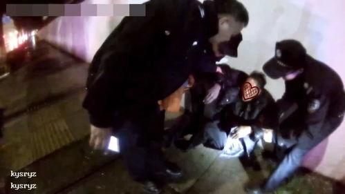 老人吵架吃瓜,老人吵架引围观，吃瓜群众现场热议